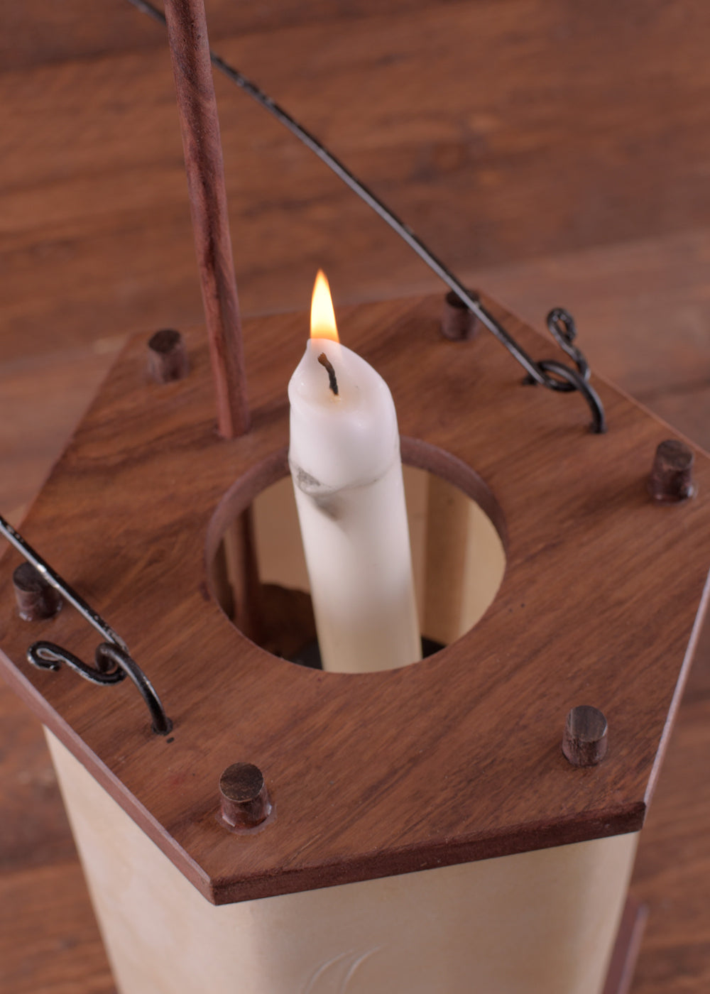 Laterne aus Holz mit Rohhaut