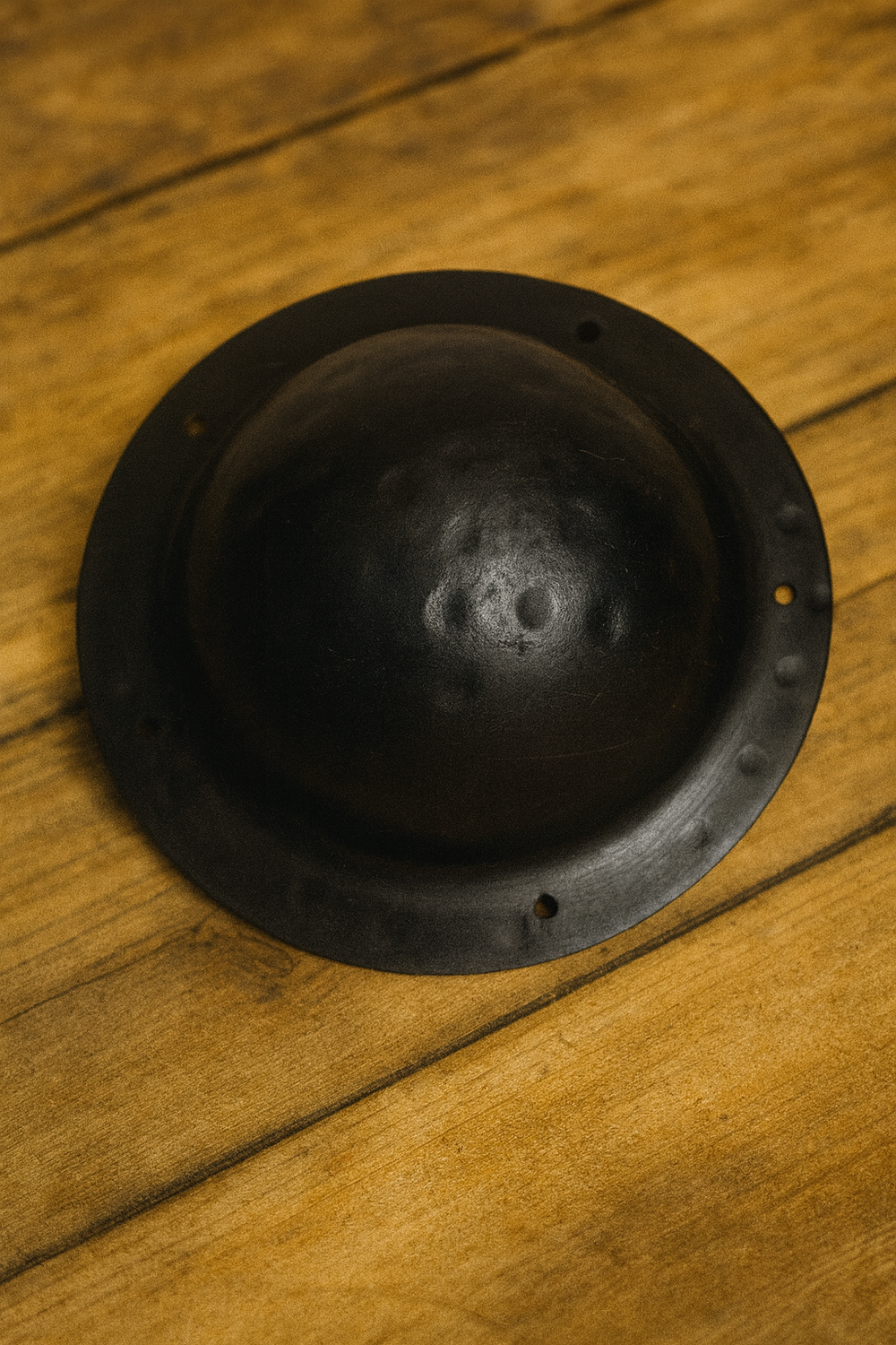 Schildbuckel 17,5 cm aus Stahl – Hammerschlag-Optik, 1,6 mm, 6 Bohrungen