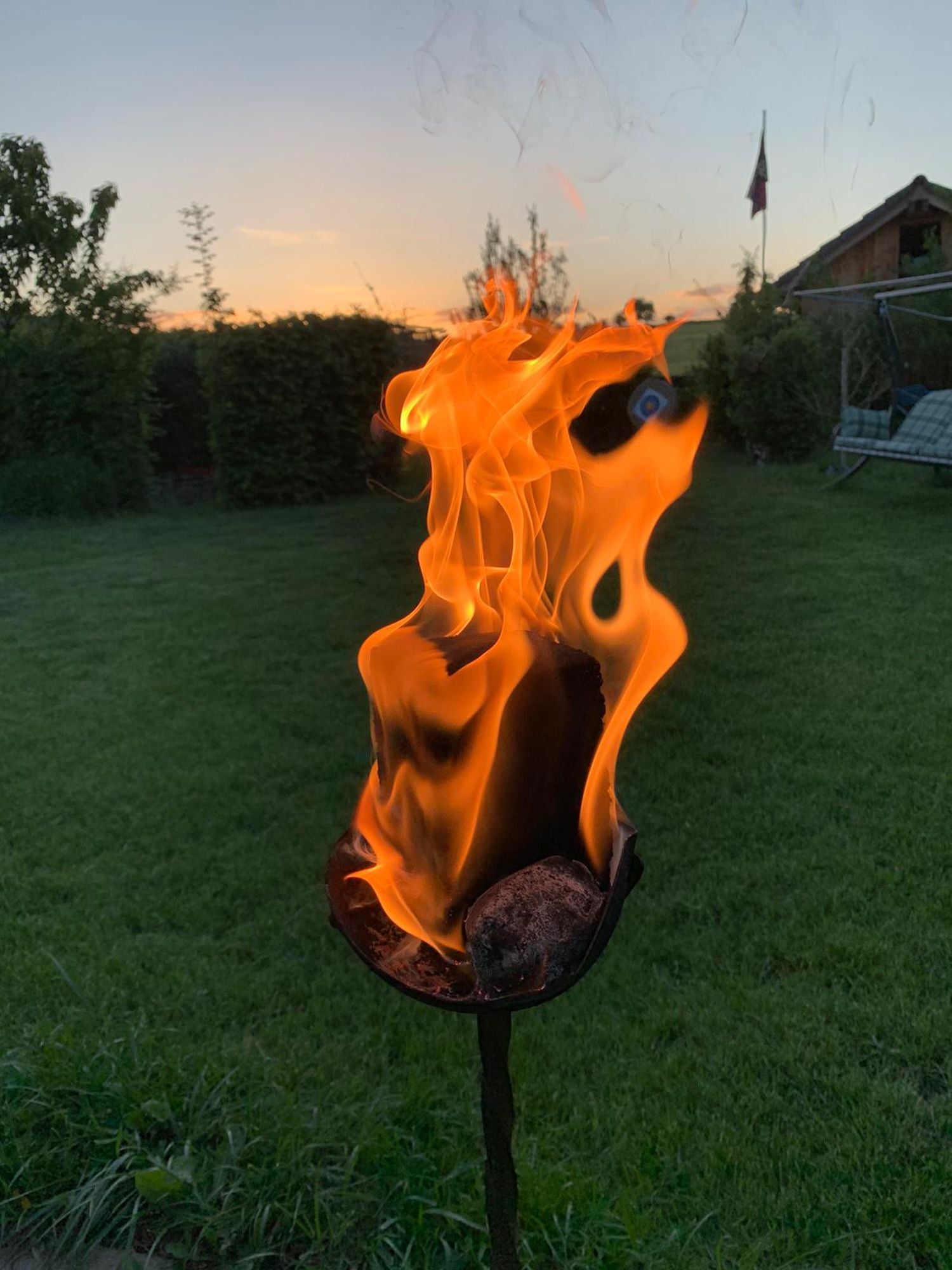 Brennblock für Lagerfackeln – Naturmaterial, starke Flamme & 2 Std. Brenndauer | kaum Rauch & Funken