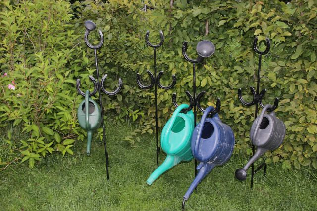 🛠️ Gießkannenhalter aus Hufeisen – handgefertigt & massiv