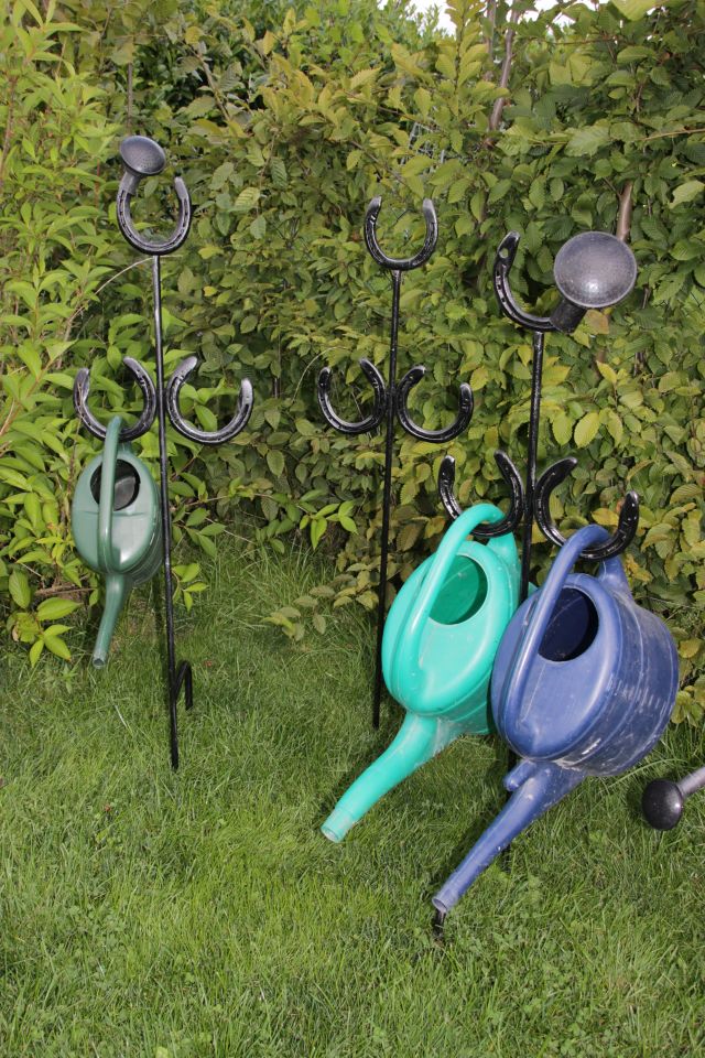 🛠️ Gießkannenhalter aus Hufeisen – handgefertigt & massiv