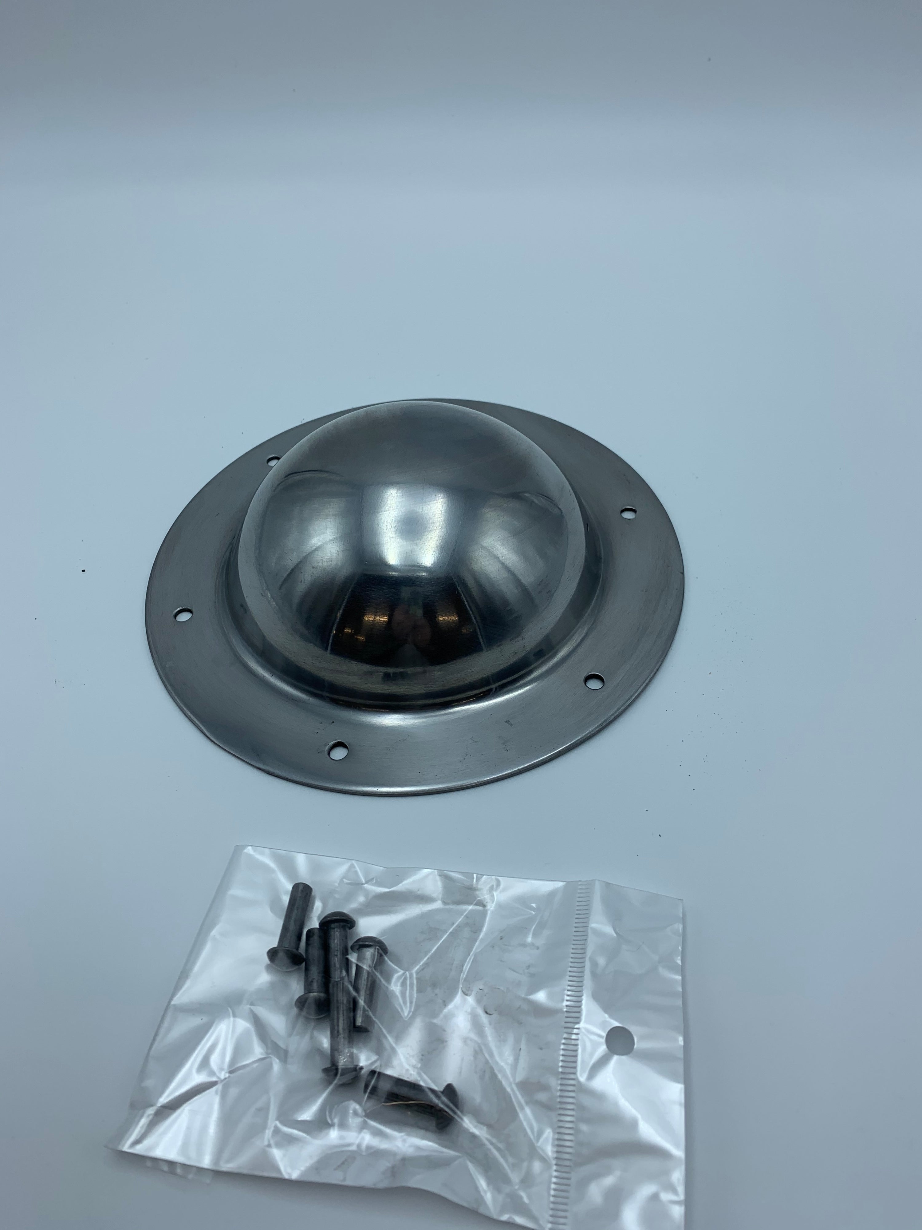 Schildbuckel 205 mm aus 2 mm Stahl – Silber gebürstet mit Nieten | Lord of Medieval