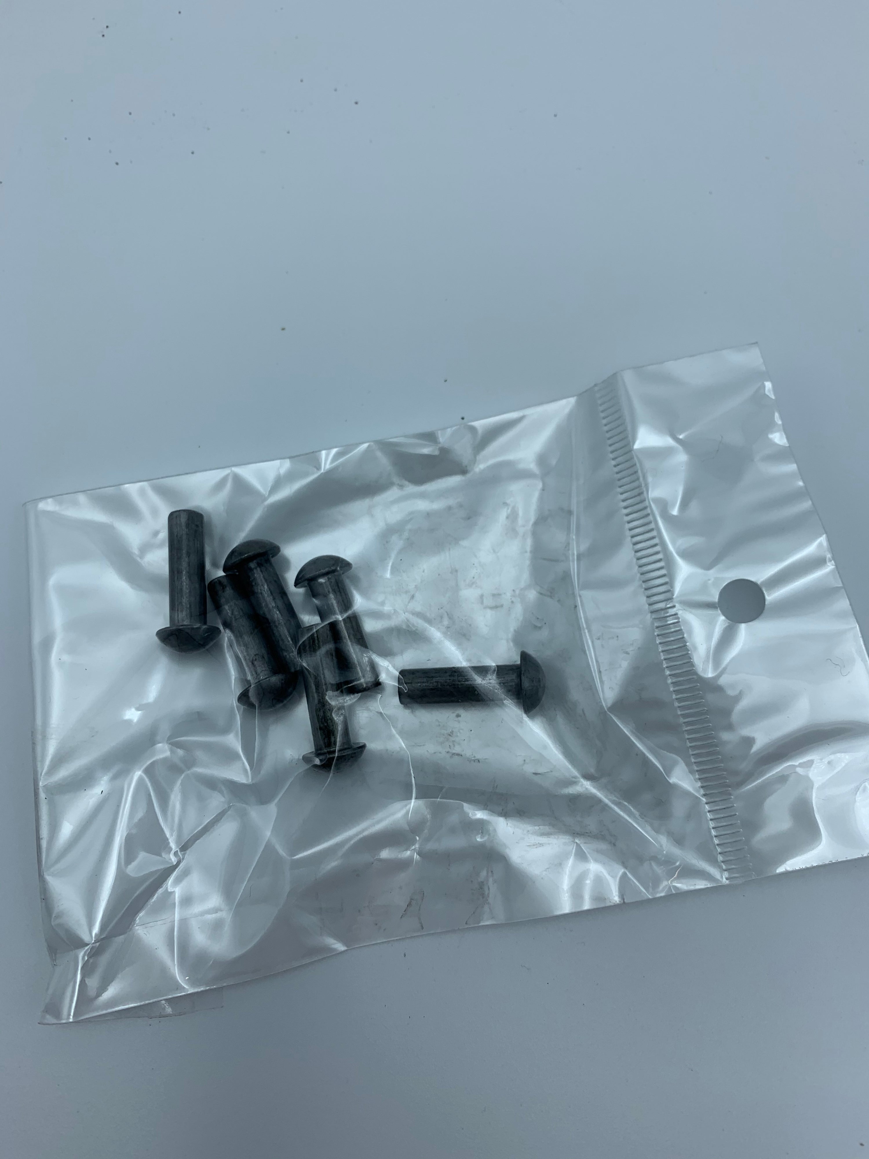 Schildbuckel 205 mm aus 2 mm Stahl – Silber gebürstet mit Nieten | Lord of Medieval