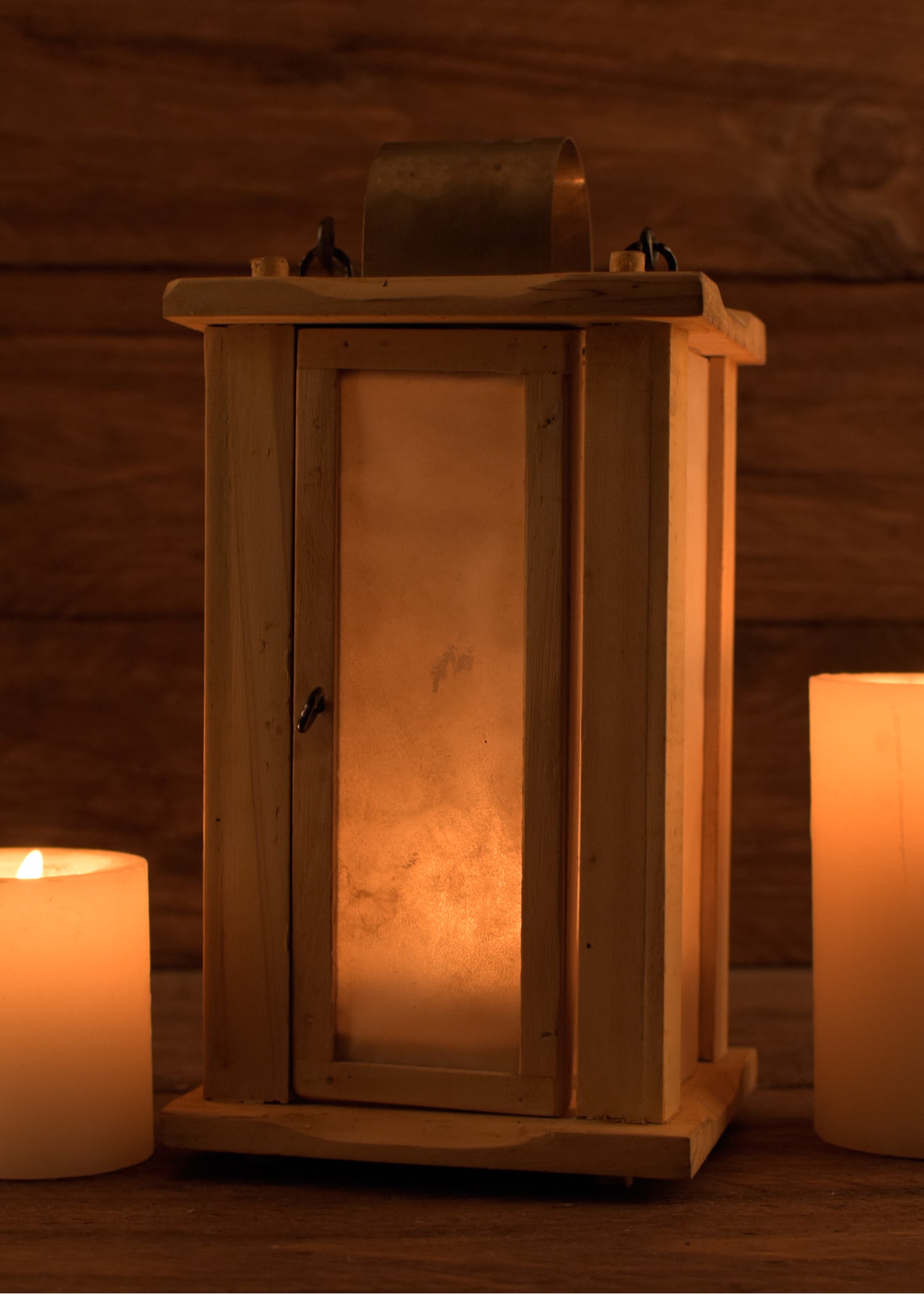 Holzlaterne mit Rohhaut-Fenstern