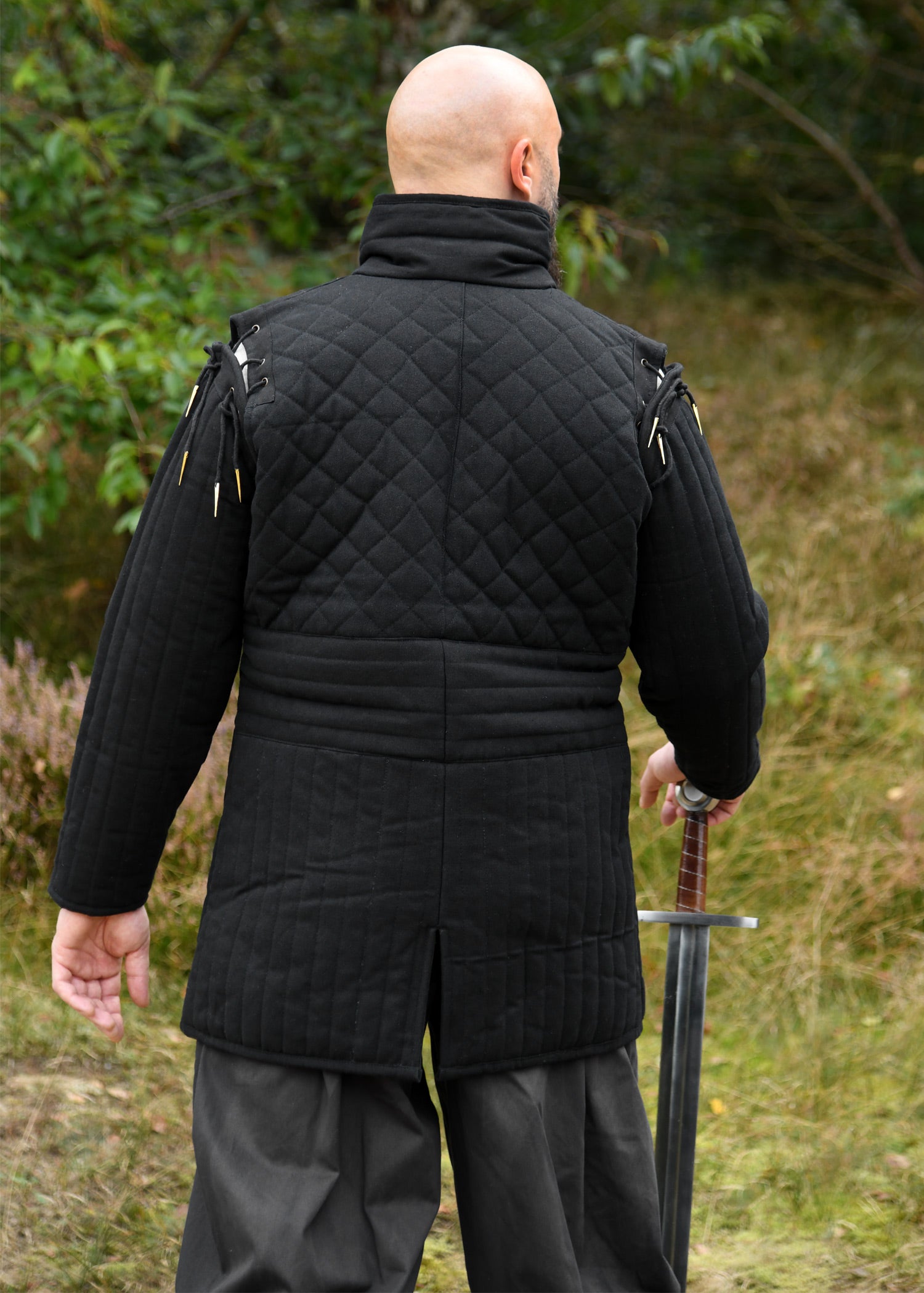 Langer Gambeson mit Schnallen und abnehmbaren Ärmeln, schwarz