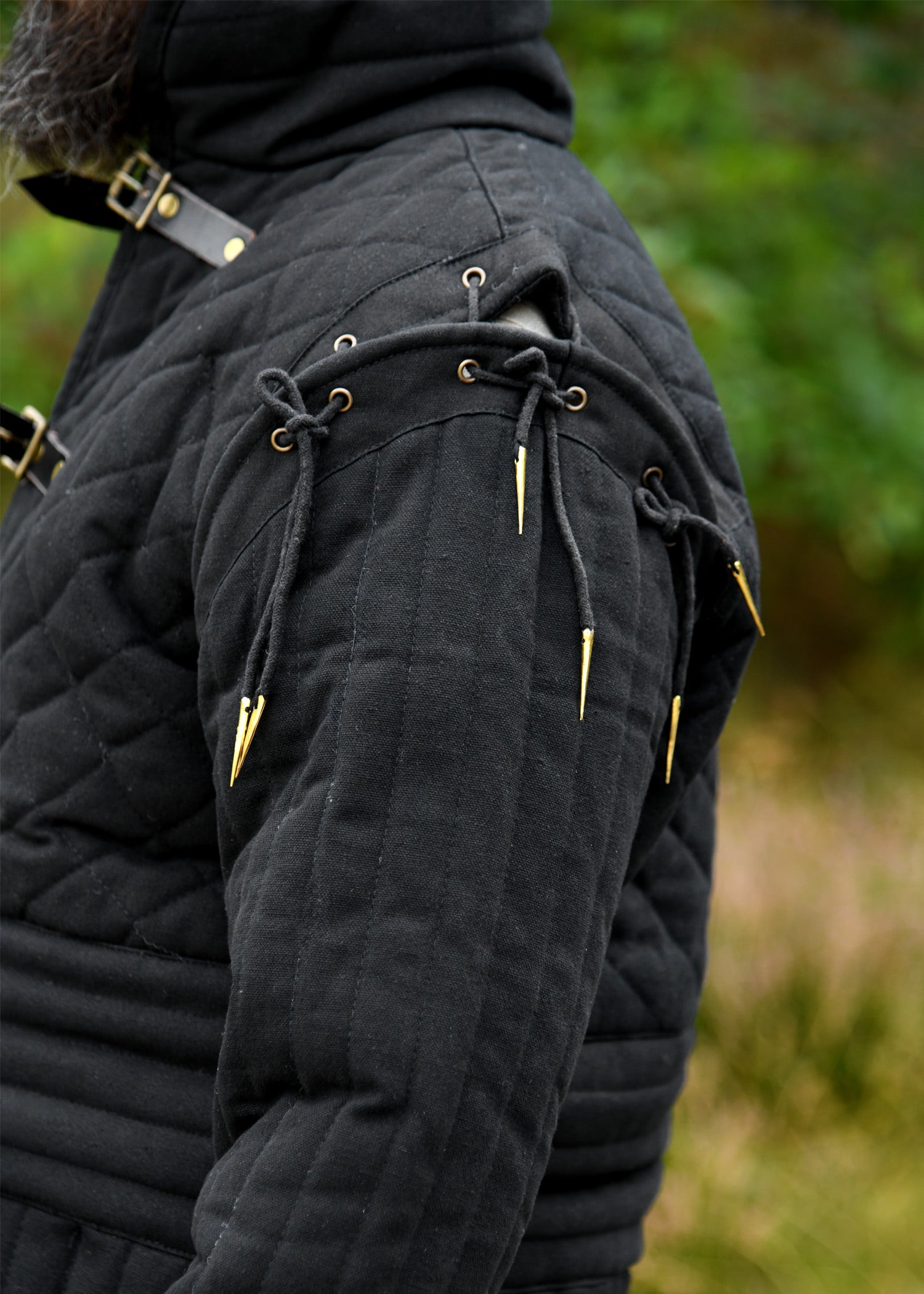 Langer Gambeson mit Schnallen und abnehmbaren Ärmeln, schwarz
