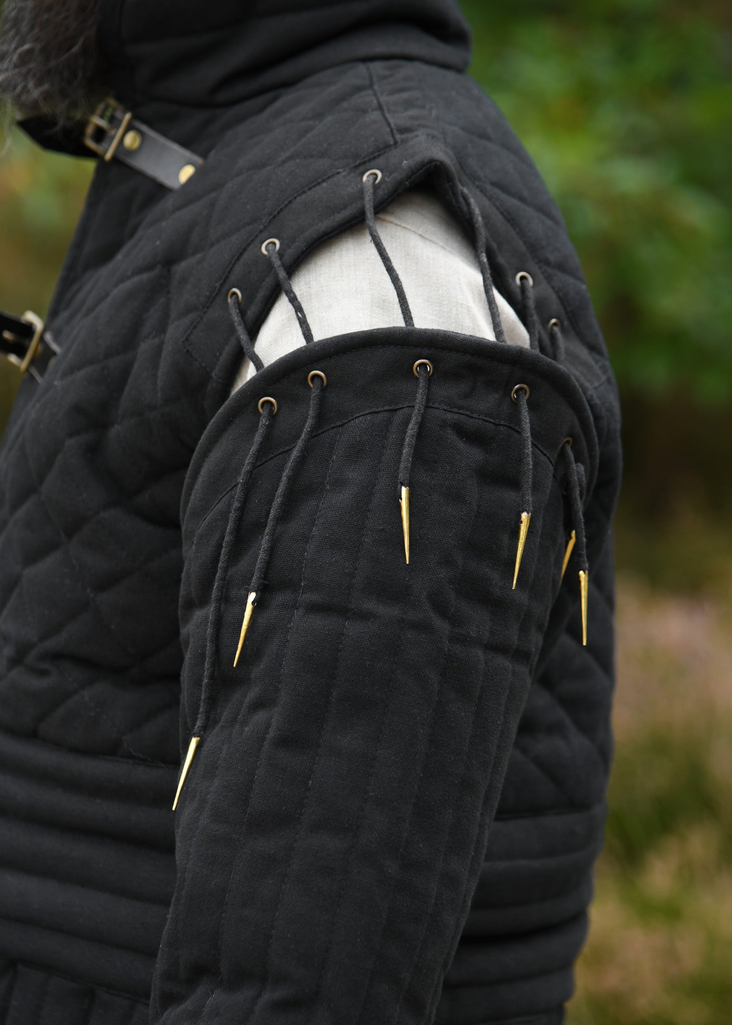 Langer Gambeson mit Schnallen und abnehmbaren Ärmeln, schwarz