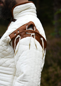 Langer Gambeson mit abnehmbaren Ärmeln und Leder, natur-braun
