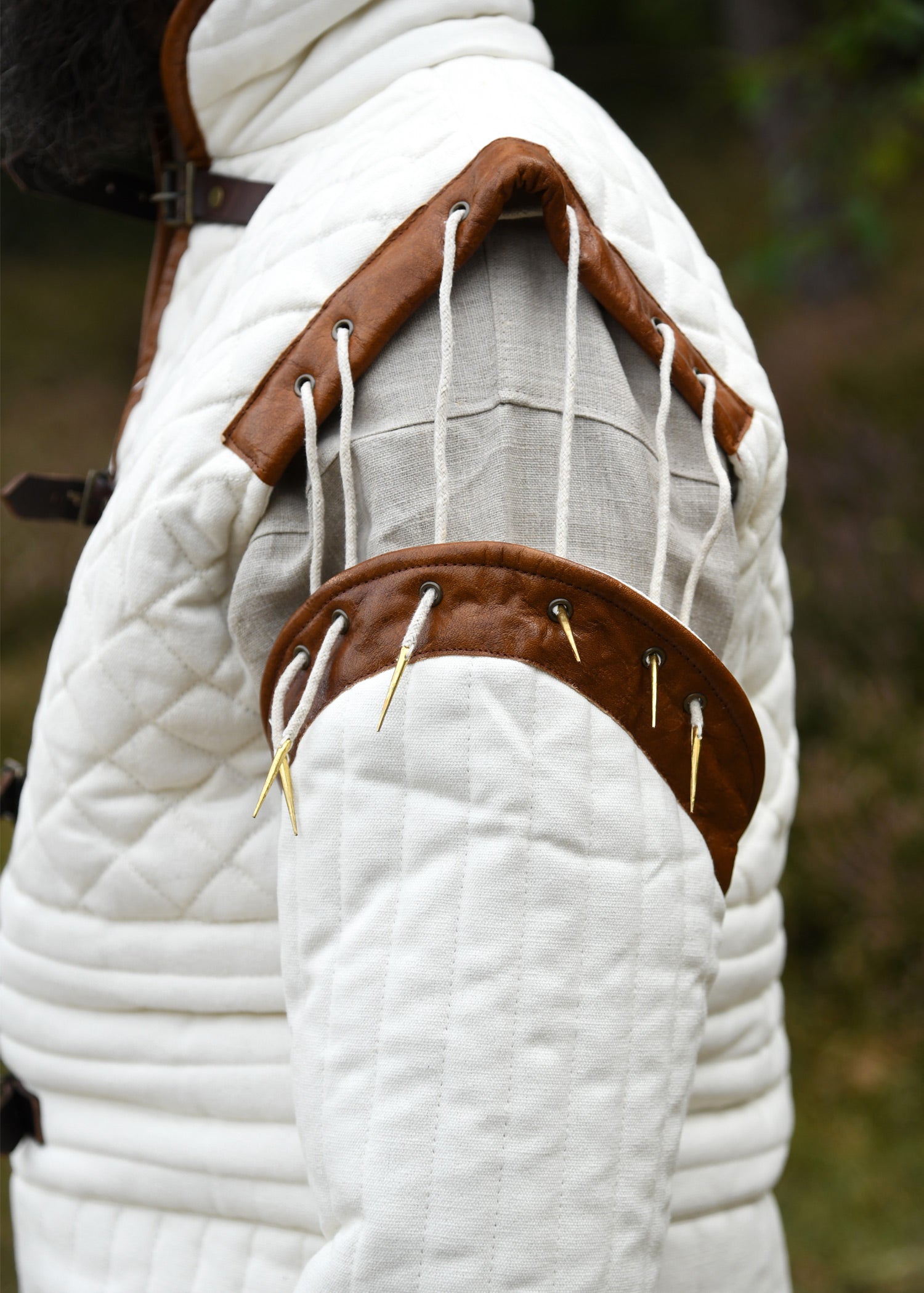 Langer Gambeson mit abnehmbaren Ärmeln und Leder, natur-braun