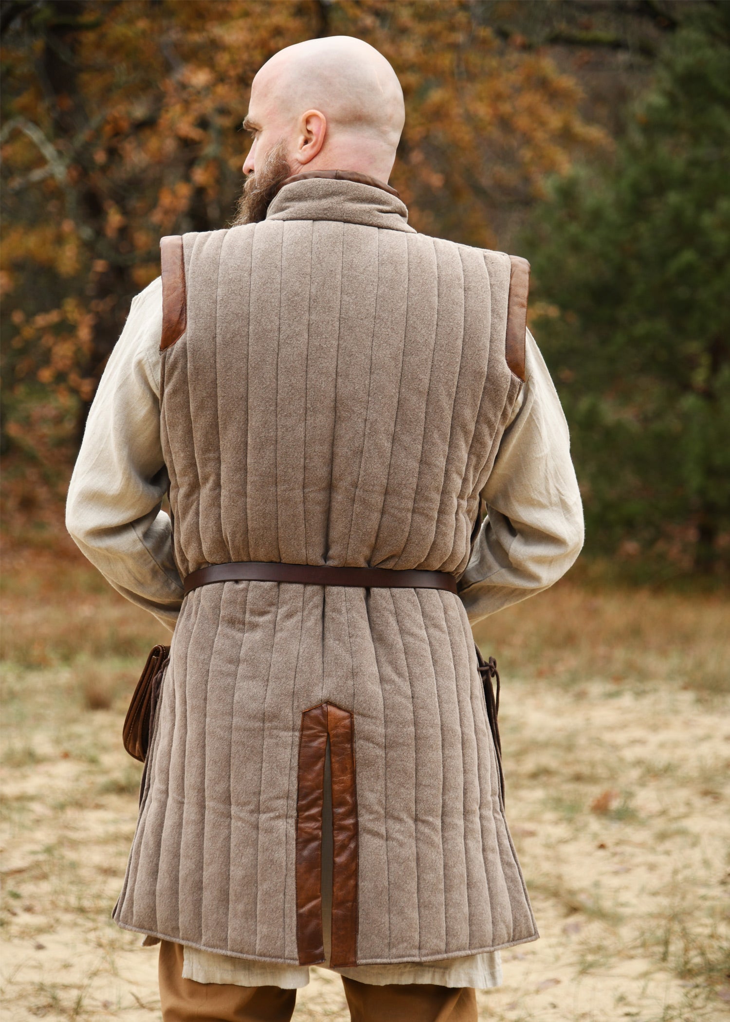 Ärmelloser Gambeson mit handgefertigen Details, braun