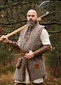Ärmelloser Gambeson mit handgefertigen Details, braun