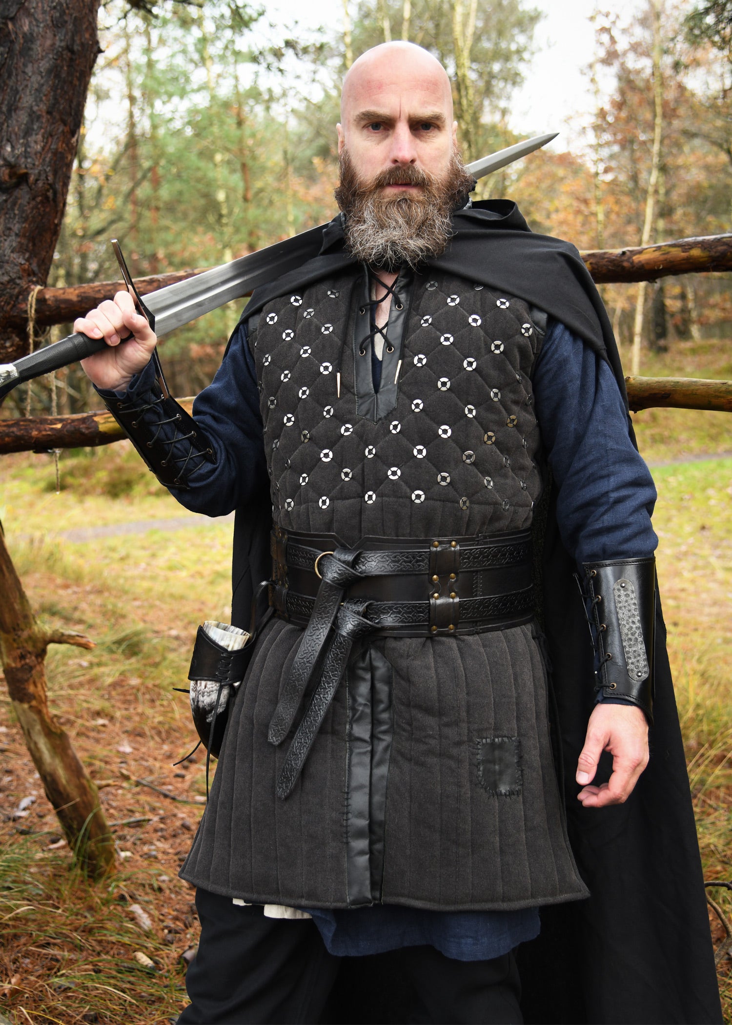 Ärmelloser Gambeson mit handgefertigen Details, schwarz