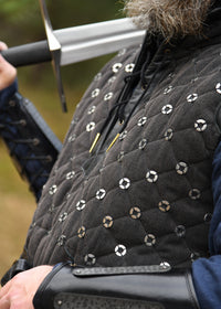 Ärmelloser Gambeson mit handgefertigen Details, schwarz