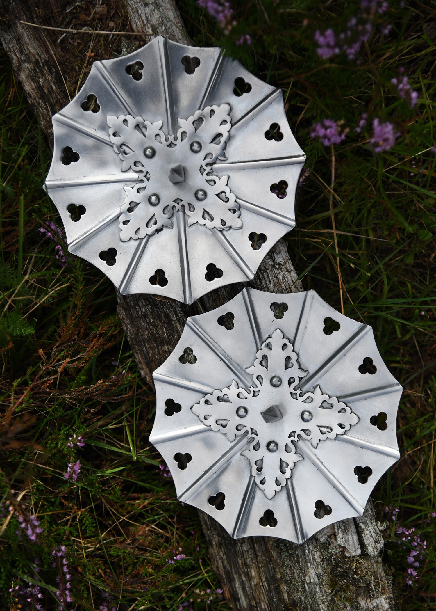 Gotische Schwebescheiben aus dem späten 15. Jh., 1,6 mm Stahl, Paar