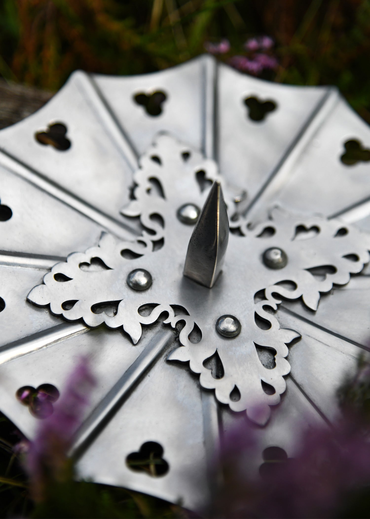 Gotische Schwebescheiben aus dem späten 15. Jh., 1,6 mm Stahl, Paar